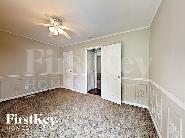 Building Photo - 8 Deerpath Dr