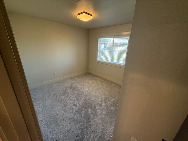 Building Photo - Available September 1, 3 bed 2.5 bath