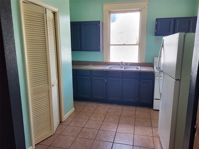 Building Photo - 4401 Ave Q 1/2