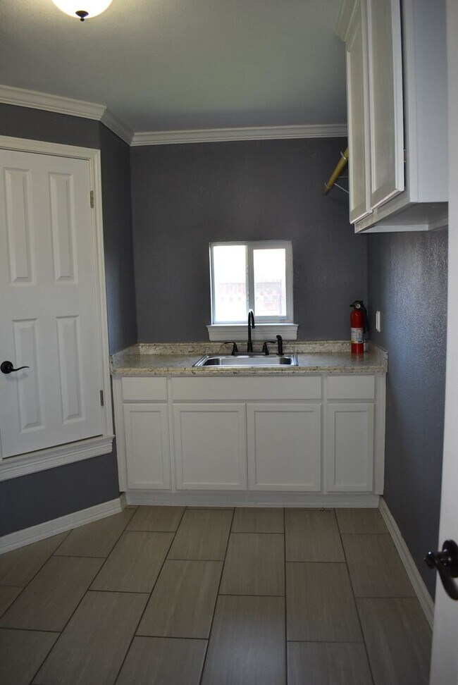 Building Photo - Beautiful Remodeled Home with 3 Bedrooms a...
