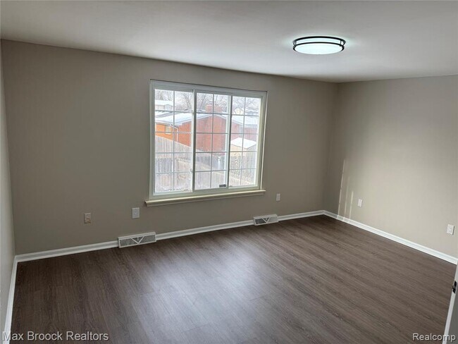 Building Photo - 38527 Claremont Dr