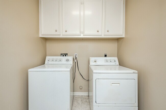 Building Photo - 215 Sunset Ridge Dr