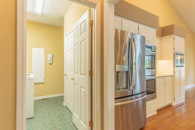 Building Photo - 10 Lindura Ln