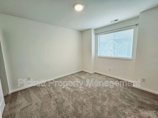 Building Photo - 946 NW Highgarden Dr