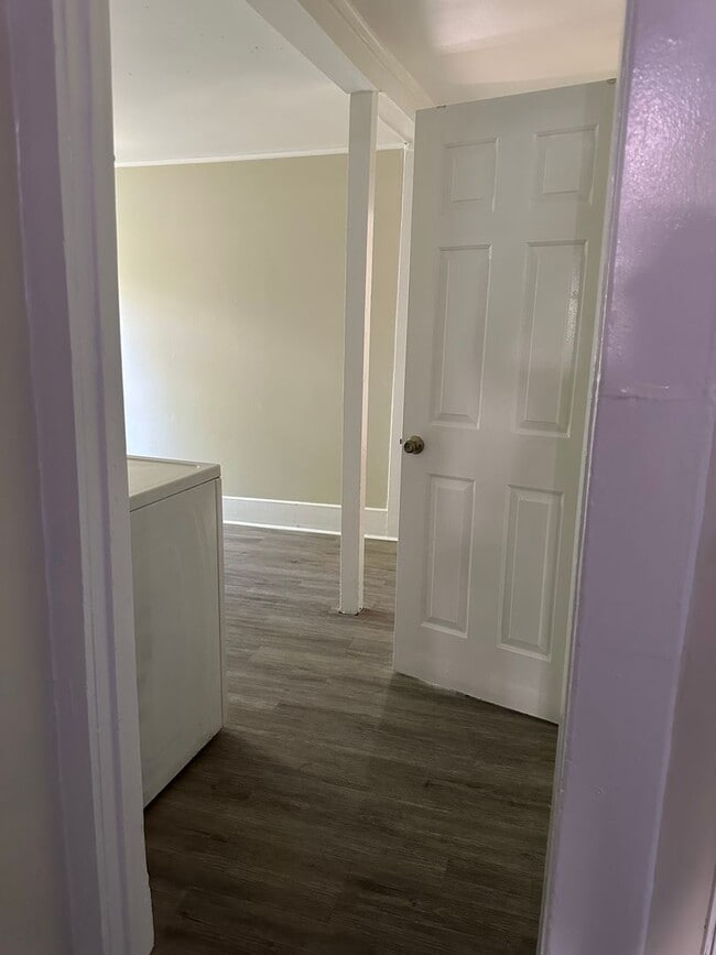 Building Photo - 5 bedroom 1.5 bath