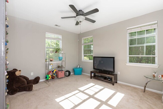 Building Photo - 2404 Leytonstone Dr