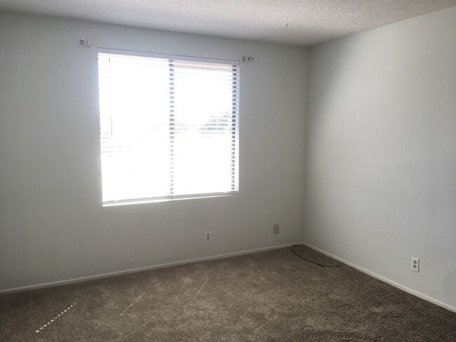 Building Photo - East Ventura - Three bedroom Townhome in R...