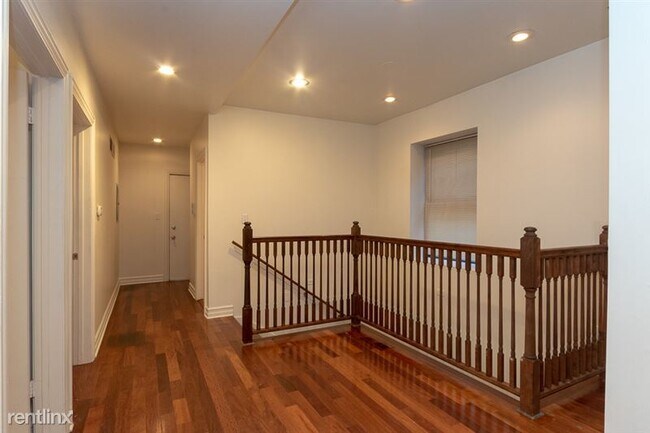 Building Photo - 4347 N Sawyer Ave