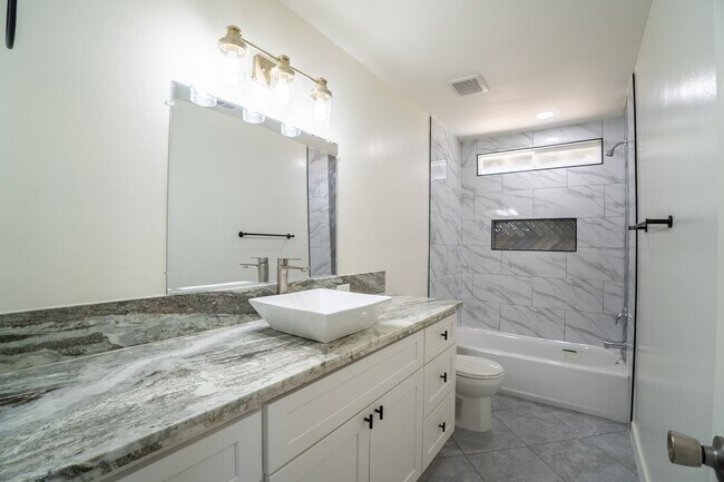 Building Photo - Stunning Fully Remodeled Home for Rent – M...