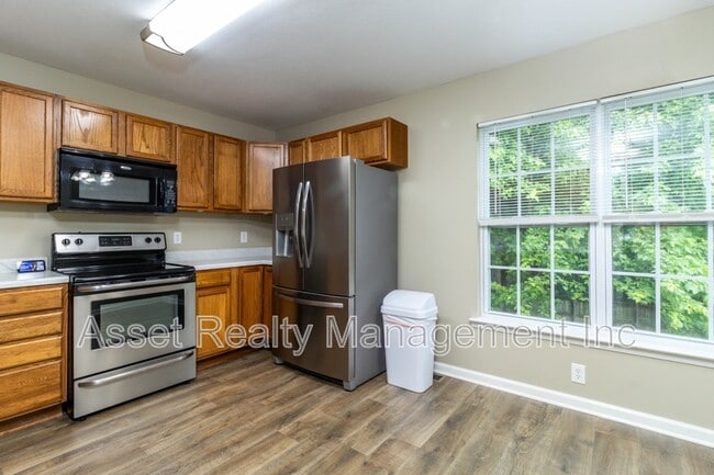 Building Photo - 913 Foch St