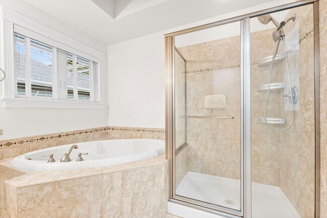 Building Photo - Elegant University Place Home with A/C, Tandem Garage, Office & Balcony Bedroom Near JBLM!