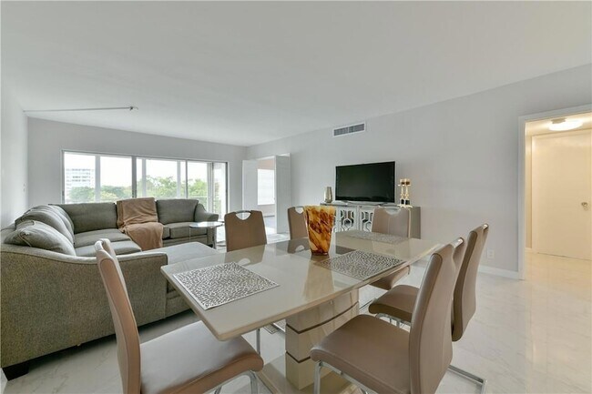 Building Photo - 2751 N Palm Aire Dr