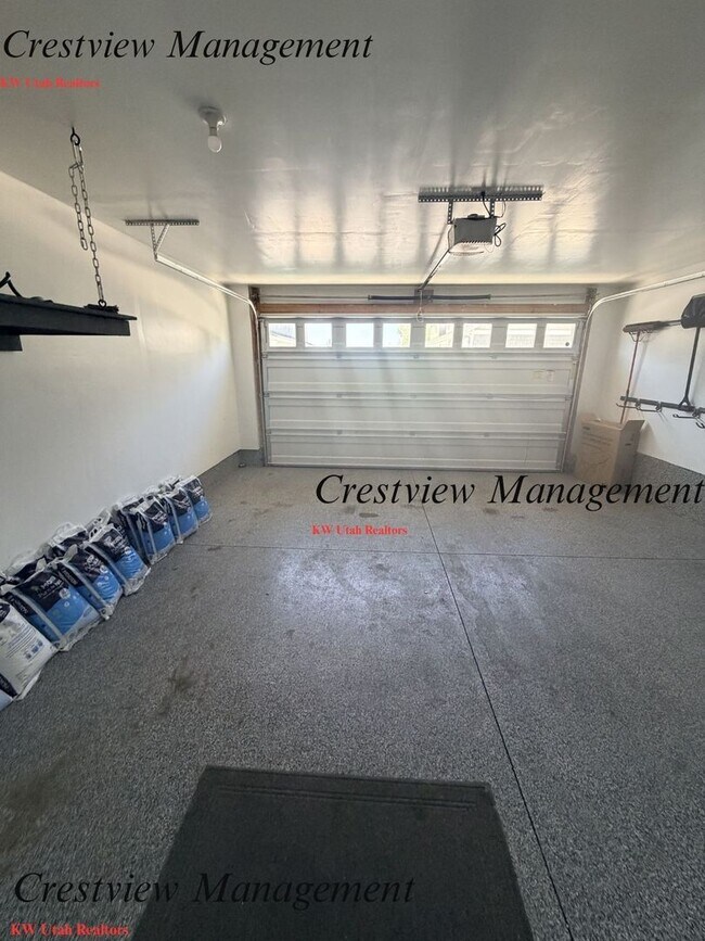 Building Photo - Beautifully Maintained Townhouse in a Prime Location