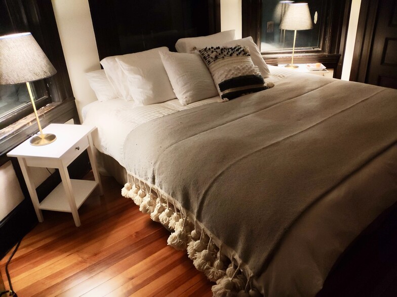 Large Bedroom with bay window and walk-in closet - 74 Highland Ave