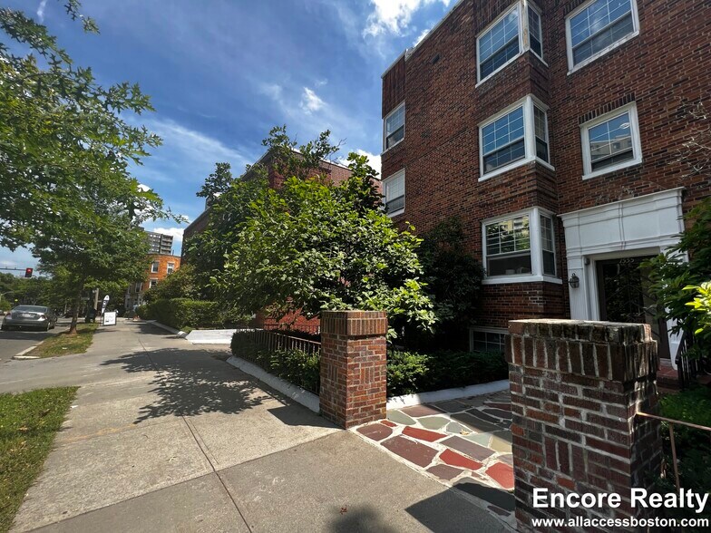 Building Photo - 1559 Beacon St