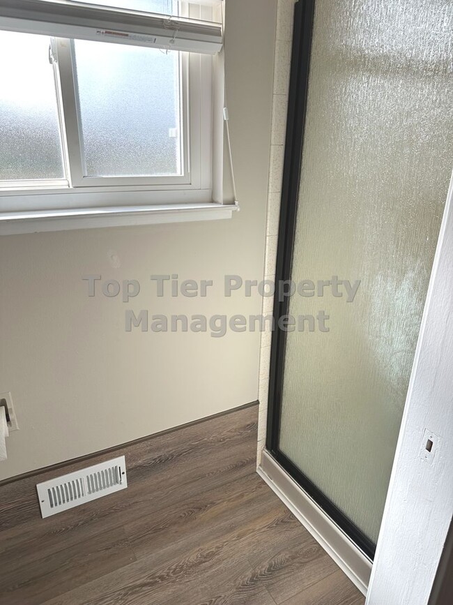 Building Photo - Beautiful 3 bed / 2 bath / 1,648 sqft hous...