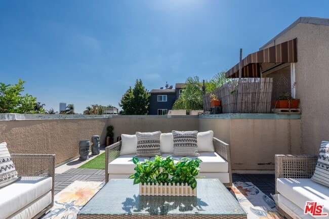 Building Photo - 102 N Sweetzer Ave