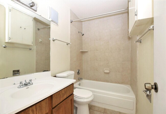 Building Photo - 6202 Skyline Dr