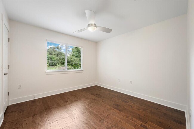 Building Photo - 4912 Sara Dr