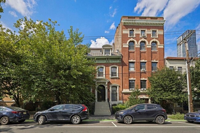 Building Photo - 174 Grand St