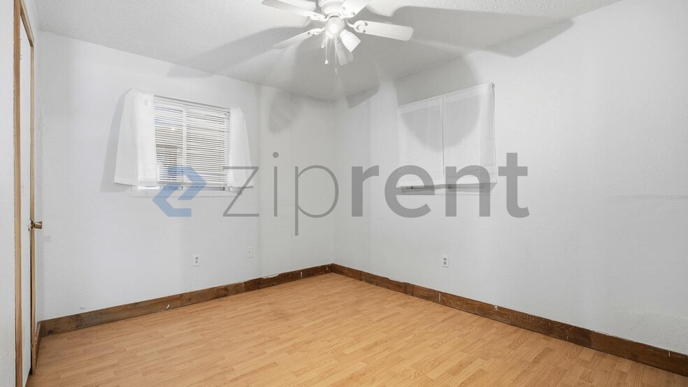 Building Photo - Unit