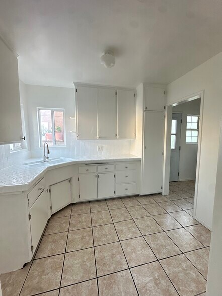 Building Photo - 1306 N Fries Ave