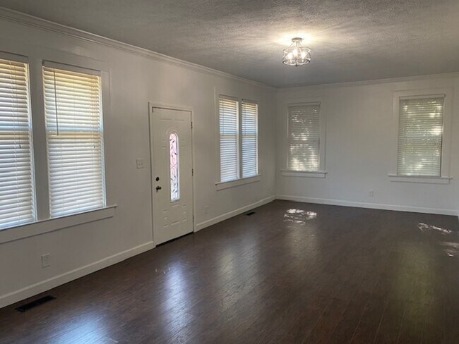 Building Photo - Stunning Executive Rental