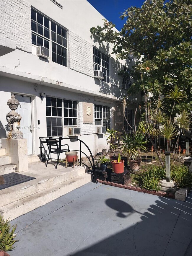 Building Photo - 6940 Bay Dr