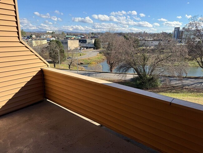 Building Photo - ** Holiday Special ** No rent until January 1st, 2026 plus $100 CASH bonus - Exp. 12/31/25