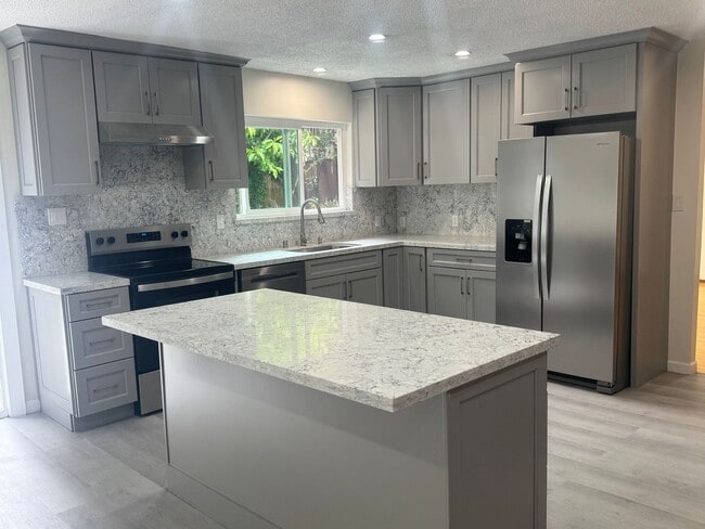 Building Photo - Spacious 4Bed/3Bath House Home in El Cerrito!