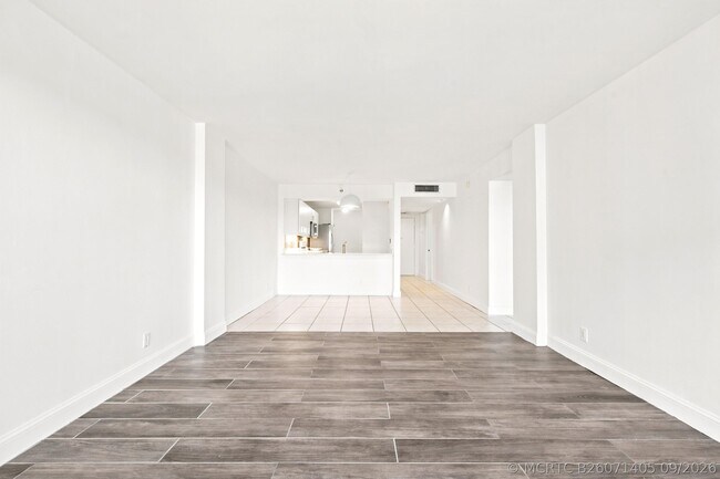 Building Photo - 8 Royal Palm Way