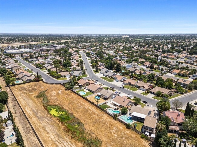 Building Photo - 10303 Roehampton Ave