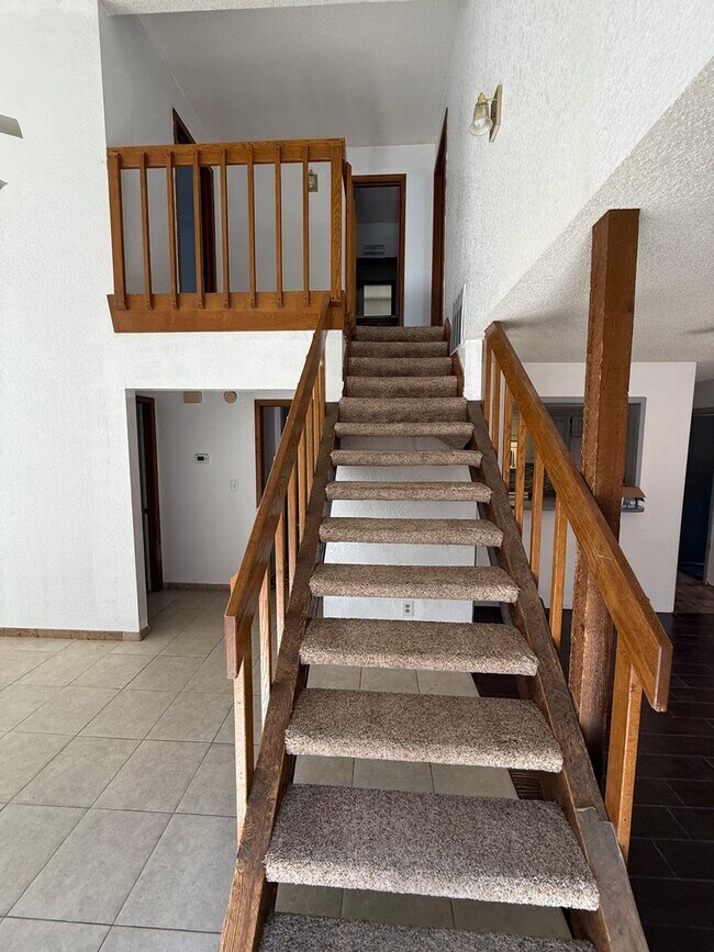 Building Photo - 3 bedroom 2.5 bath, 2 car garage off Easte...