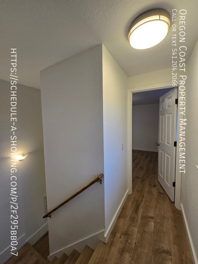 Building Photo - 1135 SE Oar Ave