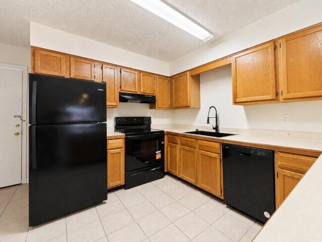 Building Photo - "Charming 2-Bedroom Townhouse with 2 Full Baths on Wellington Road!"