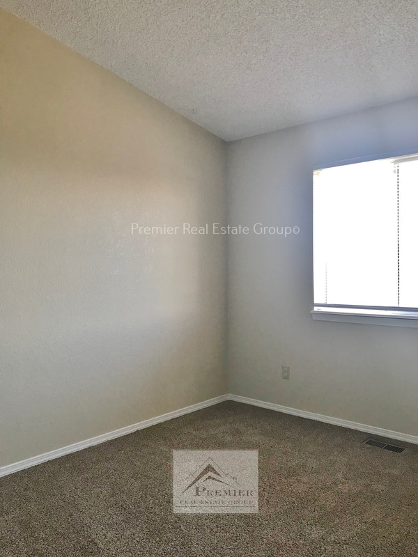 Building Photo - 527 Comanche Village Dr