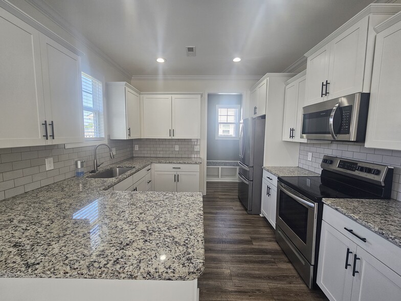 Building Photo - 2123 Blue Bonnet Cir