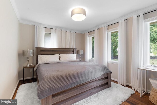 Building Photo - 5837 River Dr