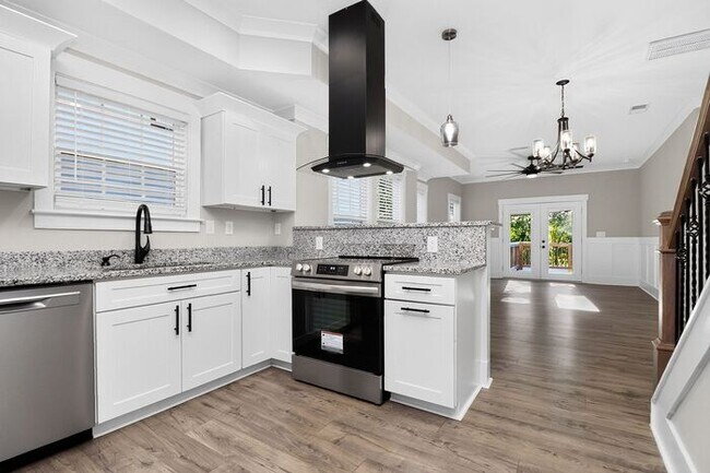 Building Photo - Beautiful 3BD/2.5BA Single Family Home in Reid Park!