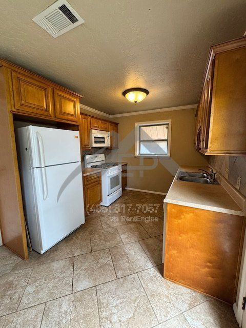 Building Photo - 2829 Lakeside Dr