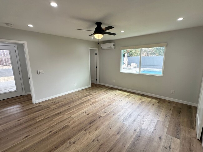Building Photo - Beautiful, Modern, Upgraded 3 Bedroom 3 Ba...