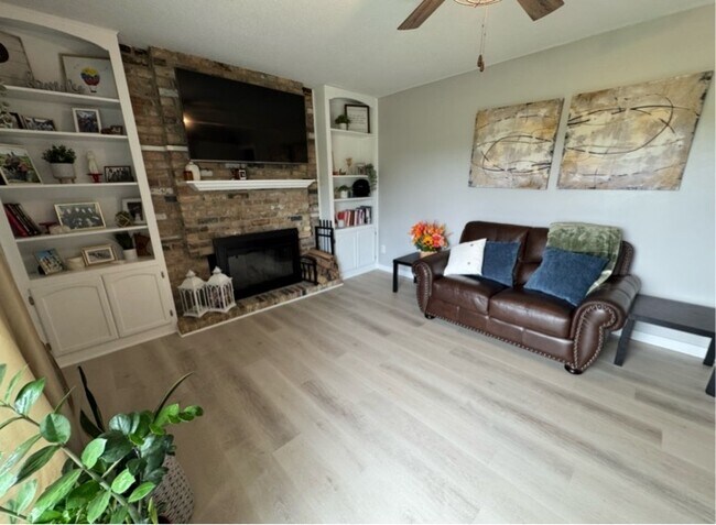 Building Photo - 8370 Hillside Trail S