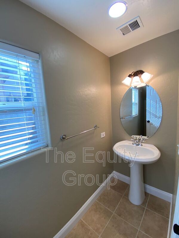 Building Photo - 1424 N Oliveto Ct