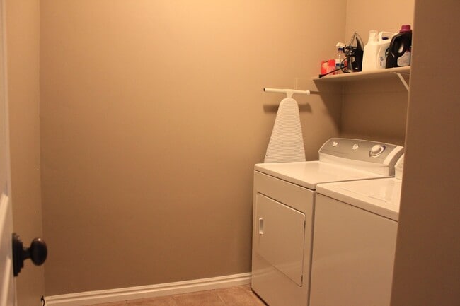 Building Photo - Spacious 3 Bedroom In Stansbury Park- Show...