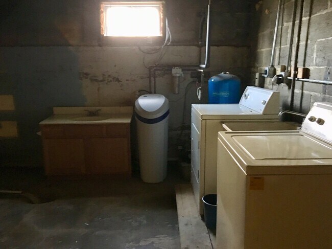 Building Photo - 3 bedroom / 1.5 bath w/Central Air, Basement and Detached 2 Car Garage