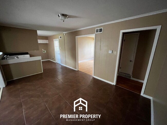 Building Photo - 3BR/1.5BA Memphis Rental with Tile Flooring, Brick Fireplace & Fenced Yard