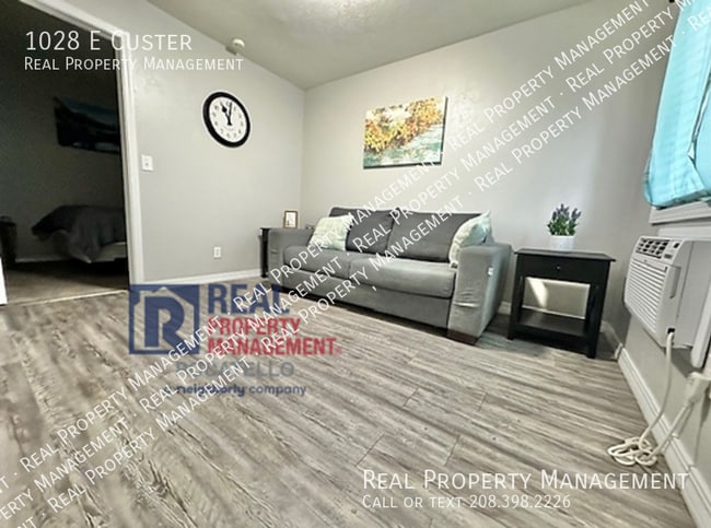 Building Photo - 1028 E Custer-