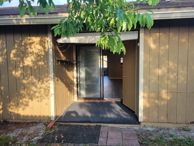 Building Photo - $1195 - Jefferson Square - Updated 2/2