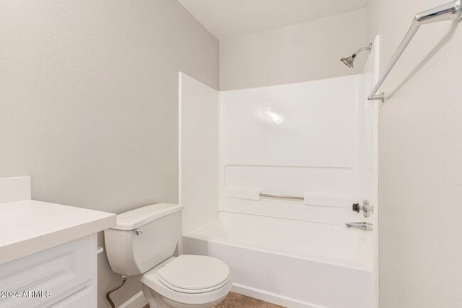 Building Photo - Immaculate Lakewood Community Condo