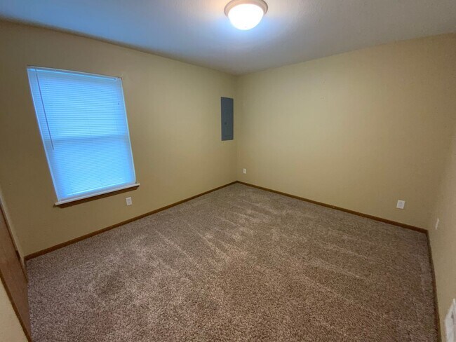 Building Photo - 306 E Liberty Ln